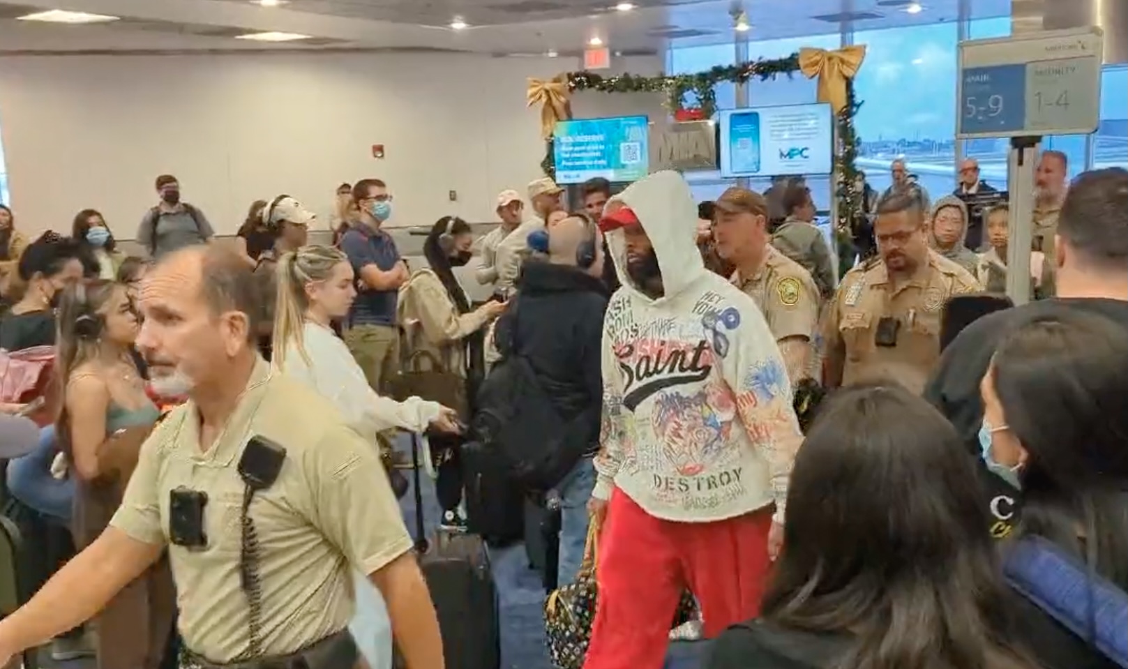 Odell Beckham Jr. escorted off American Airlines flight by police