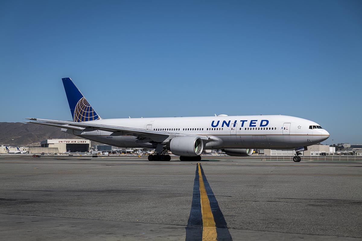 A United Airlines Boeing 777-200 did an unexplained nosedive of 