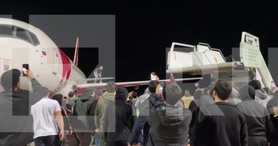 Dringend: Honderden mensen bestormen de luchthaven Makhachkala, Rusland, nadat een vliegtuig uit Tel Aviv was geland