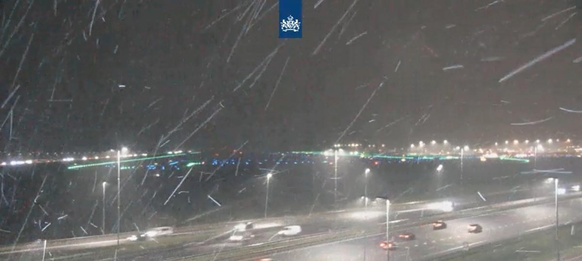 Snow is currently falling over Amsterdam Schiphol, some flights are cancelled - AIRLIVE image
