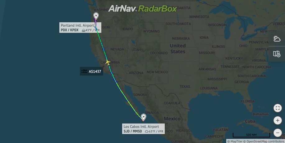 Un Boeing 737-900ER dell'Alaska Airlines con il portellone cargo parzialmente aperto è atterrato a Portland