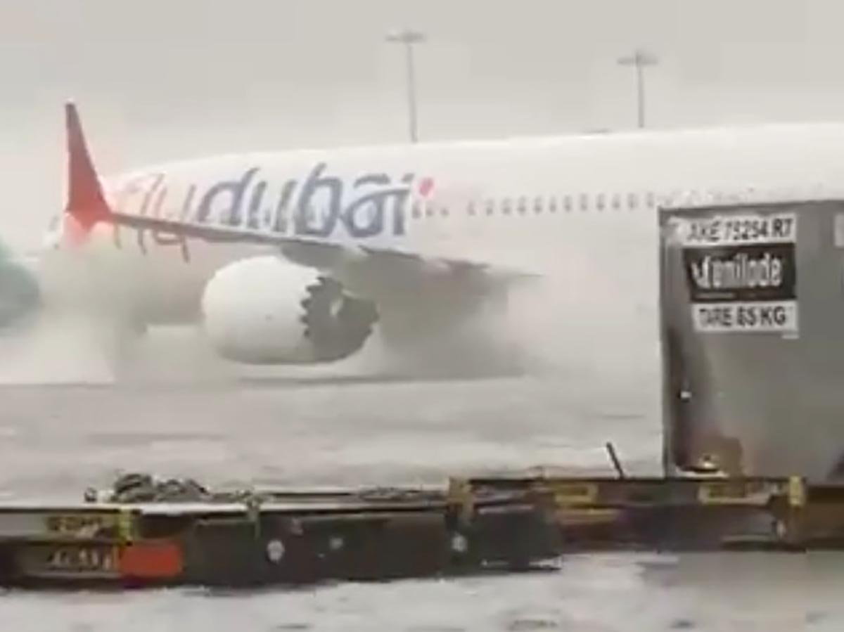 Flooding in Dubai turns planes into boats - International | Daily Mirror