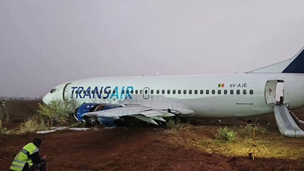 Un Boeing 737 de TransAir se estrella y se incendia, hiriendo a 11 personas