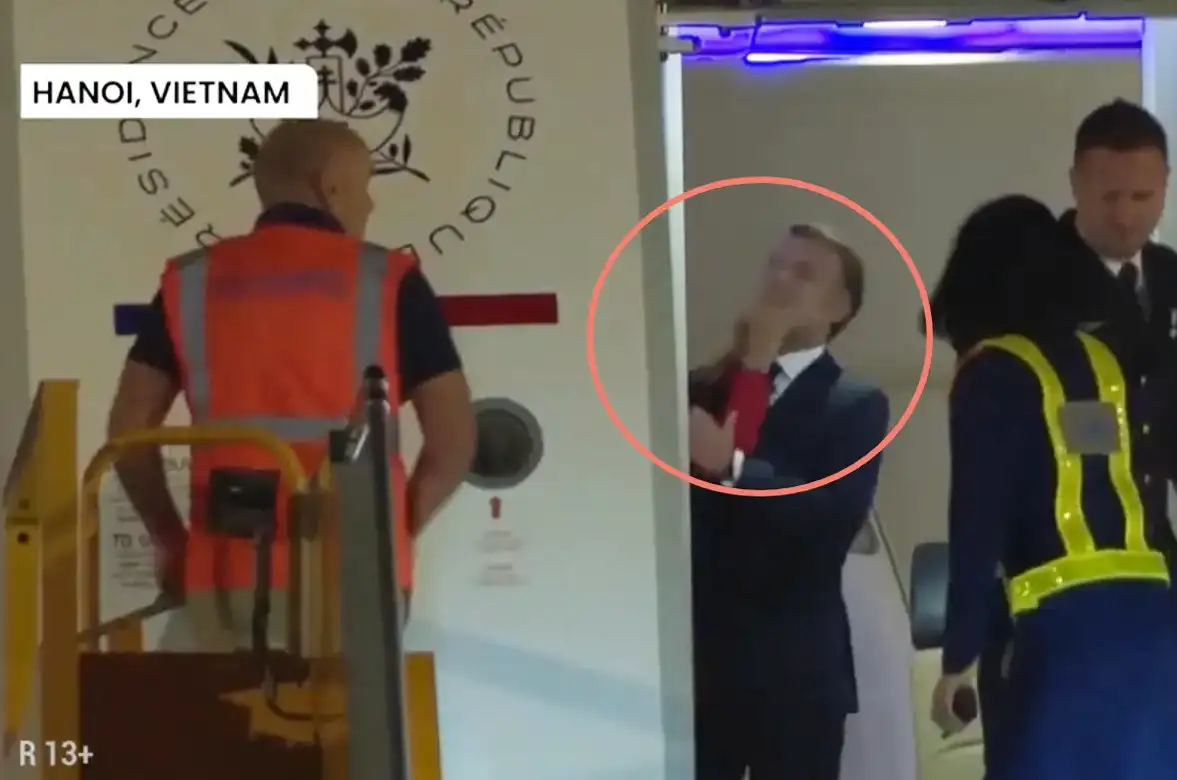 French President Macron ‘slapped’ by the First Lady while disembarking at Hanoi Airport