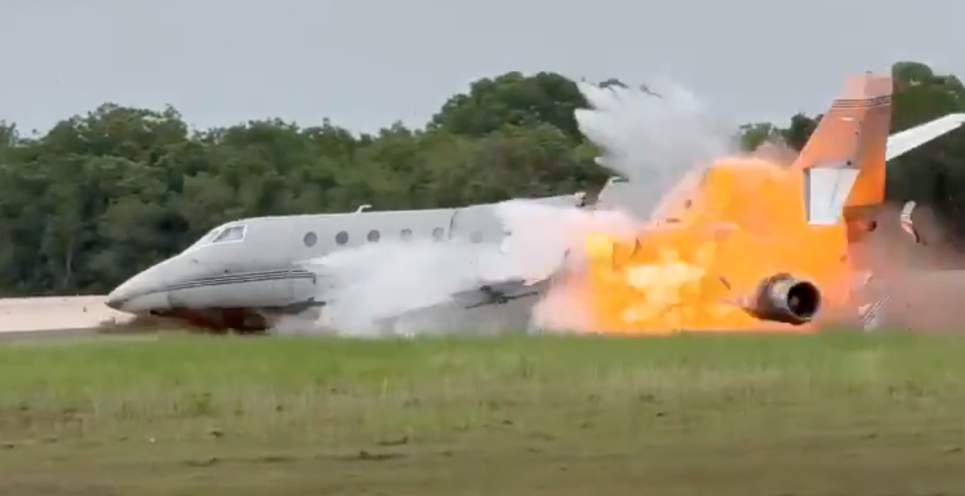 A Gulfstream G200 has crashed during emergency landing in Do